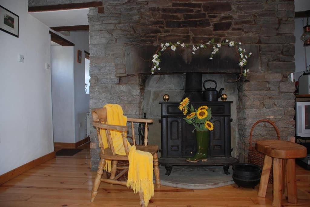 Red Stonecutters Cottage, Doolin Carrowauff エクステリア 写真