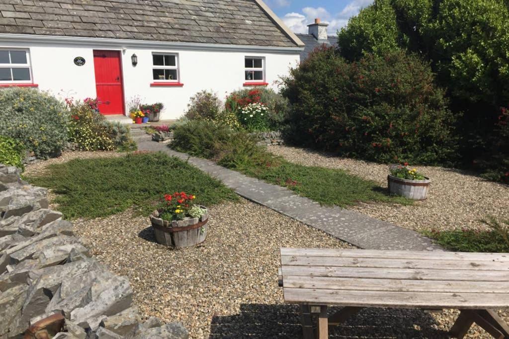 Red Stonecutters Cottage, Doolin Carrowauff エクステリア 写真