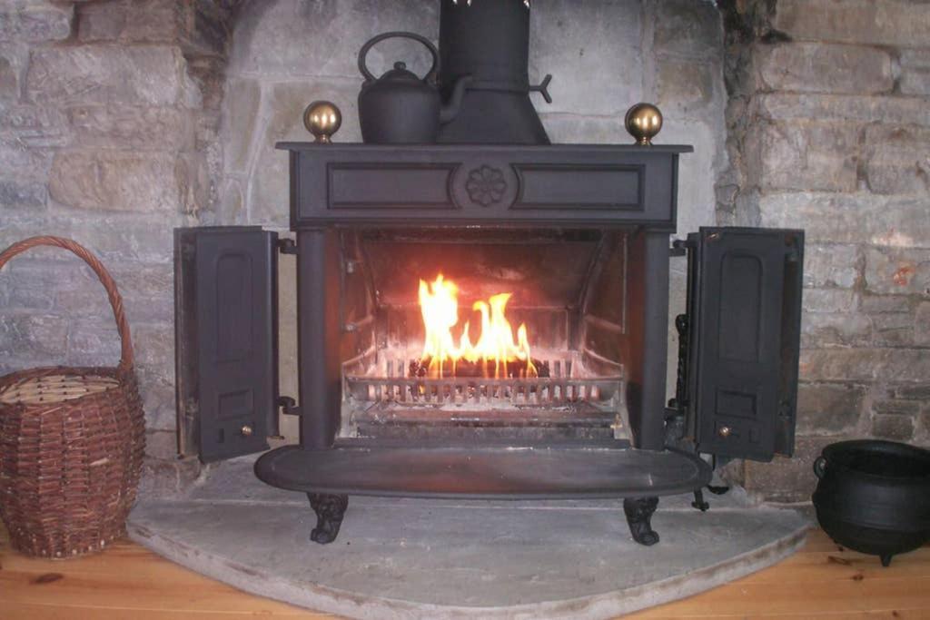 Red Stonecutters Cottage, Doolin Carrowauff エクステリア 写真