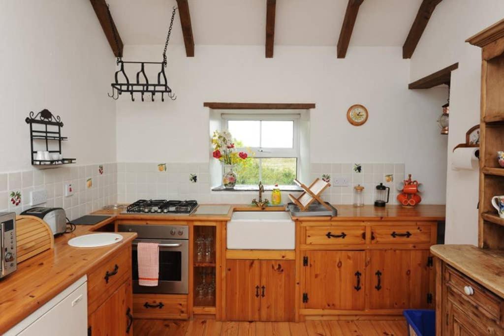 Red Stonecutters Cottage, Doolin Carrowauff エクステリア 写真