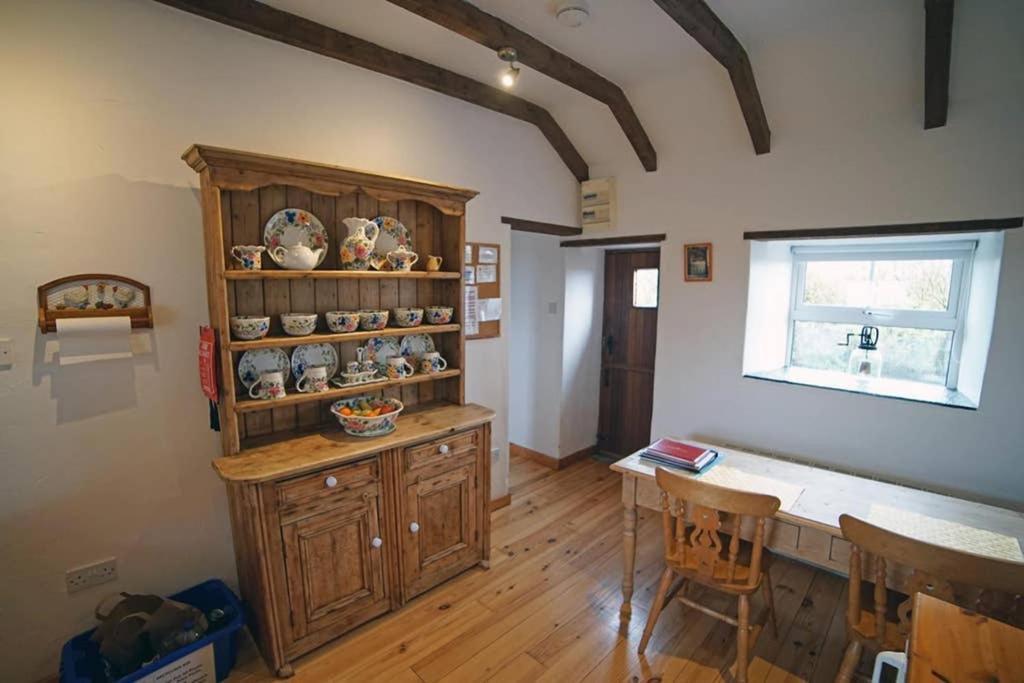 Red Stonecutters Cottage, Doolin Carrowauff エクステリア 写真