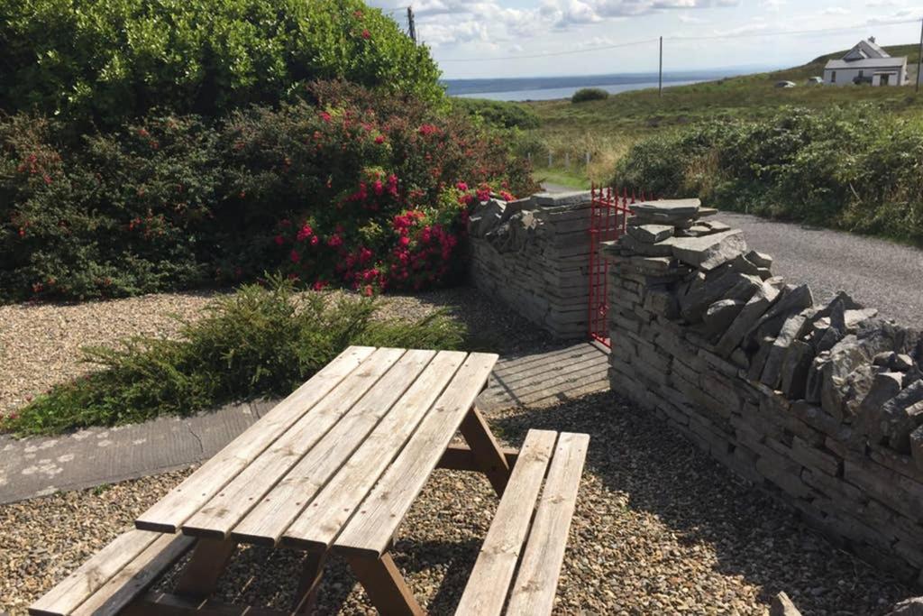 Red Stonecutters Cottage, Doolin Carrowauff エクステリア 写真