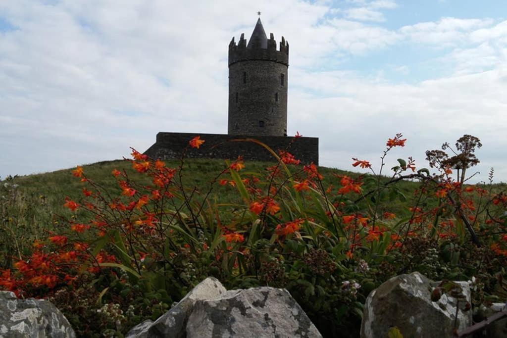 Red Stonecutters Cottage, Doolin Carrowauff エクステリア 写真